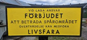 Skylt med texten Förbjudet att beträda spårområdet.